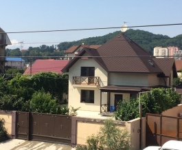 Двухэтажный дом недалеко от Олимпийского парка